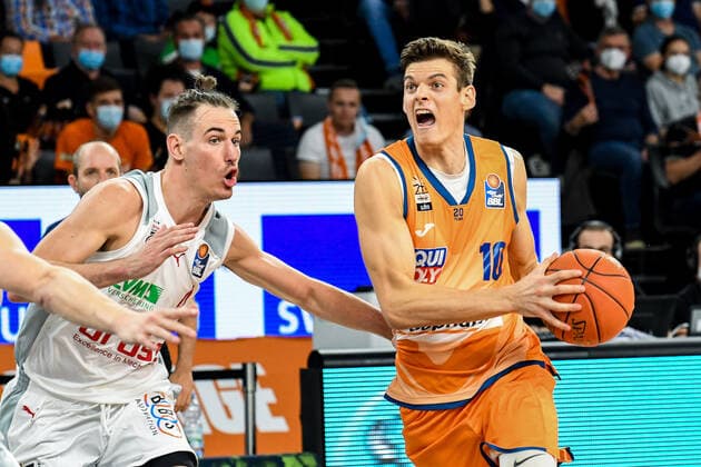 Sport Bilder des Tages GER, BBL, Play-offs, ratiopharm ulm vs Brose Bamberg 09.10.2021, ratiopharm arena, Neu-Ulm, GER, BBL, Play-offs, ratiopharm ulm vs Brose Bamberg, im Bild Omar Prewitt (Bamberg, 4), Christoph Philipps (Ulm, 10)
