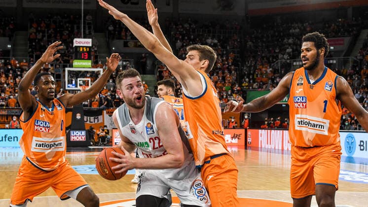 GER, BBL, ratiopharm ulm vs Brose Bamberg 09.10.2021, ratiopharm arena, Neu-Ulm, GER, BBL, ratiopharm ulm vs Brose Bamberg, im Bild Martinas Geben (Bamberg, 22) versucht sich gegen Semaj Christon (Ulm, 0), Christoph Philipps (Ulm, 10) und Cristiano Felicio (Ulm, 1) durchzusetzen