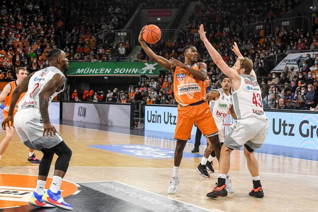 GER, BBL, ratiopharm ulm vs Brose Bamberg 09.10.2021, ratiopharm arena, Neu-Ulm, GER, BBL, ratiopharm ulm vs Brose Bamberg, im Bild Christian Sengfelder (Bamberg, 43) versucht ein Zuspiel von Semaj Christon (Ulm, 0) zu verhindern