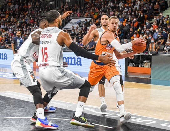 GER, BBL, ratiopharm ulm vs Brose Bamberg 09.10.2021, ratiopharm arena, Neu-Ulm, GER, BBL, ratiopharm ulm vs Brose Bamberg, im Bild Trevis Simpson (Bamberg, 15) stellt sich Thomas Klepeisz (Ulm, 22) in den Weg