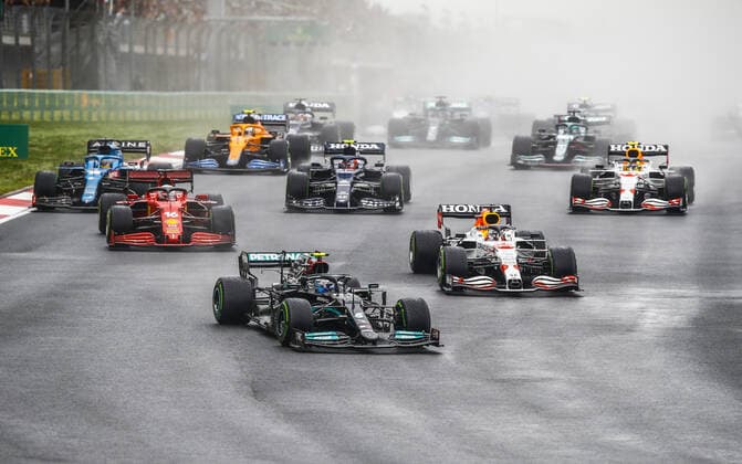 Sport Bilder des Tages 77 BOTTAS Valtteri (fin), Mercedes AMG F1 GP W12 E Performance, action, start and 33 VERSTAPPEN Max (nld), Red Bull Racing Honda RB16B during the Formula 1 Rolex Turkish Grand Prix 2021, 16th round of the 2021 FIA Formula One World Championship, WM, Weltmeisterschaft from October 8 to 10, 2021 on the Istanbul Park, in Tuzla, Turkey - F1 - TURKISH GRAND PRIX 2021 - RACE DPPI Panoramic _B2_9939