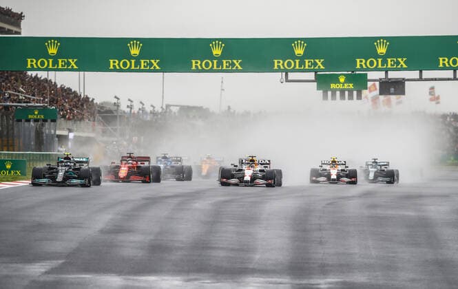 77 BOTTAS Valtteri (fin), Mercedes AMG F1 GP W12 E Performance, action, start and 33 VERSTAPPEN Max (nld), Red Bull Racing Honda RB16B during the Formula 1 Rolex Turkish Grand Prix 2021, 16th round of the 2021 FIA Formula One World Championship, WM, Weltmeisterschaft from October 8 to 10, 2021 on the Istanbul Park, in Tuzla, Turkey - F1 - TURKISH GRAND PRIX 2021 - RACE DPPI Panoramic _B2_9932