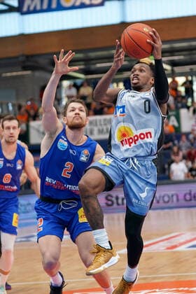 GER, Basketball, Bundesliga, Maenner, 2021 2022, 3. Spieltag, Syntainics MBC - HARKO Merlins Crailsheim, 10.10.2021, v.l.: Leon Friederici (MBC, 2), T.J. Shorts (Crailsheim, 0). GER, Basketball, Bundesliga, Maenner, 2021 2022, 3. Spieltag, Syntainics MBC - HARKO Merlins Crailsheim, 10.10.2021,