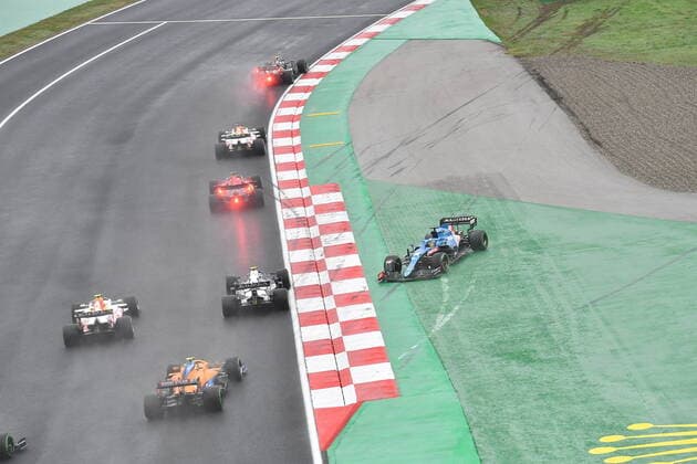Formula 1 Turkish Grand Prix 2021 10.10.2021, Istanbul Park Circuit, Istanbul, Formula 1 Turkish Grand Prix 2021 ,im Bild Rennstart: Valtteri Bottas (FIN 77), Mercedes-AMG Petronas Formula One Team, Max Verstappen (NEL 33), Red Bull Racing Honda, Charles Leclerc (MCO 16), Scuderia Ferrari Mission Winnow, Sergio Perez (MEX 11), Red Bull Racing Honda, Fernando Alonso (ESP 14), Alpine F1 Team, Pierre Gasly (FRA 10), Scuderia AlphaTauri Honda,Sebastian Vettel (DEU 5), Aston Martin Cognizant Formula One Team, Lewis Hamilton (GBR 44), Mercedes-AMG Petronas Formula One Team, Esteban Ocon (FRA 31), Alpine F1 Team, Lando Norris (GBR 4), McLaren F1 Team, Daniel Ricciardo (AUS 3), McLaren F1 Team. Dreher von Fernando Alonso (ESP 14), Alpine F1 Team