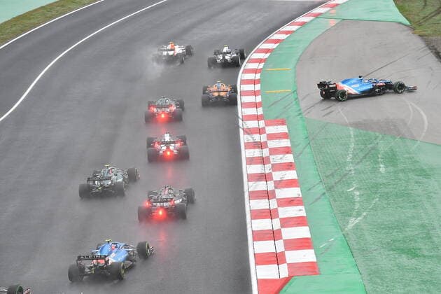 Formula 1 Turkish Grand Prix 2021 10.10.2021, Istanbul Park Circuit, Istanbul, Formula 1 Turkish Grand Prix 2021 ,im Bild Rennstart: Valtteri Bottas (FIN 77), Mercedes-AMG Petronas Formula One Team, Max Verstappen (NEL 33), Red Bull Racing Honda, Charles Leclerc (MCO 16), Scuderia Ferrari Mission Winnow, Sergio Perez (MEX 11), Red Bull Racing Honda, Fernando Alonso (ESP 14), Alpine F1 Team, Pierre Gasly (FRA 10), Scuderia AlphaTauri Honda,Sebastian Vettel (DEU 5), Aston Martin Cognizant Formula One Team, Lewis Hamilton (GBR 44), Mercedes-AMG Petronas Formula One Team, Esteban Ocon (FRA 31), Alpine F1 Team, Lando Norris (GBR 4), McLaren F1 Team, Daniel Ricciardo (AUS 3), McLaren F1 Team. Dreher von Fernando Alonso (ESP 14), Alpine F1 Team