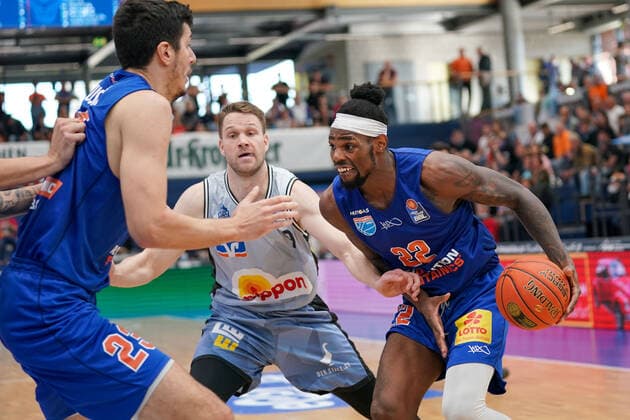 GER, Basketball, Bundesliga, Maenner, 2021 2022, 3. Spieltag, Syntainics MBC - HARKO Merlins Crailsheim, 10.10.2021, v.l.: Goran Huskic (MBC, 23), Fabian Bleck (Crailsheim, 9), Chris Coffey (MBC, 22). GER, Basketball, Bundesliga, Maenner, 2021 2022, 3. Spieltag, Syntainics MBC - HARKO Merlins Crailsheim, 10.10.2021,