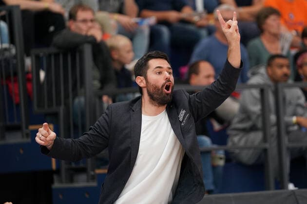GER, Basketball, Bundesliga, Maenner, 2021 2022, 3. Spieltag, Syntainics MBC - HARKO Merlins Crailsheim, 10.10.2021, Head Coach Sebastian Gleim (Crailsheim). GER, Basketball, Bundesliga, Maenner, 2021 2022, 3. Spieltag, Syntainics MBC - HARKO Merlins Crailsheim, 10.10.2021,