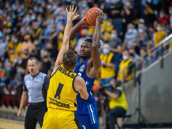 Jordan Hulls (MHP Riesen Ludwigsburg, 01), Jaleen Smith (Alba Berlin, 03), MHP Riesen vs. Alba Berlin, Basketball, Bundesliga, easyCredit BBL, 3. Spieltag, Spielzeit 2021 2022, 10.10.2021, MHP Riesen vs. Alba Berlin, Basketball, Bundesliga, easyCredit BBL, 3. Spieltag, Spielzeit 2021 2022, 10.10.2021 Ludwigsburg Copyright: xEibner-Pressefoto SaschaxWaltherx EP_swa