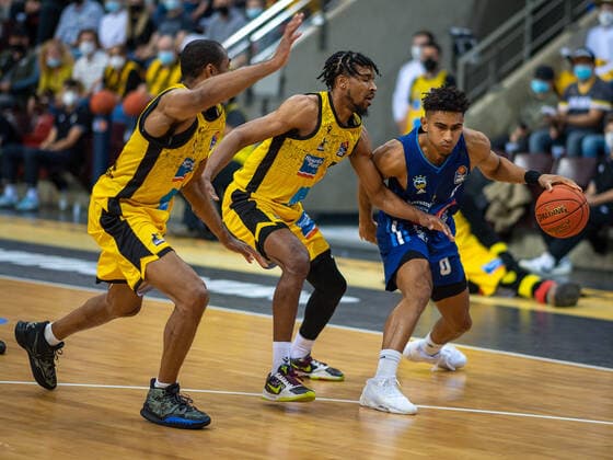 Justin Simon (MHP Riesen Ludwigsburg, 05), Maodo Lo (Alba Berlin, 00), MHP Riesen vs. Alba Berlin, Basketball, Bundesliga, easyCredit BBL, 3. Spieltag, Spielzeit 2021 2022, 10.10.2021, MHP Riesen vs. Alba Berlin, Basketball, Bundesliga, easyCredit BBL, 3. Spieltag, Spielzeit 2021 2022, 10.10.2021 Ludwigsburg Copyright: xEibner-Pressefoto SaschaxWaltherx EP_swa