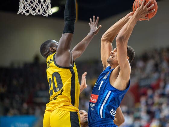 Rawle Alkins (MHP Riesen Ludwigsburg, 20), Oscar DA Silva (Alba Berlin, 01), MHP Riesen vs. Alba Berlin, Basketball, Bundesliga, easyCredit BBL, 3. Spieltag, Spielzeit 2021 2022, 10.10.2021, MHP Riesen vs. Alba Berlin, Basketball, Bundesliga, easyCredit BBL, 3. Spieltag, Spielzeit 2021 2022, 10.10.2021 Ludwigsburg Copyright: xEibner-Pressefoto SaschaxWaltherx EP_swa