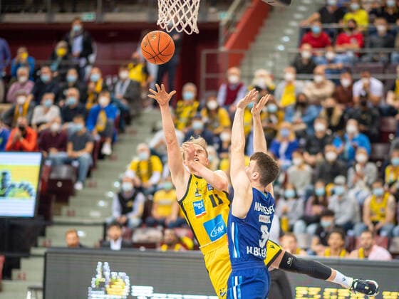 Lukas Herzog (MHP Riesen Ludwigsburg, 11), Mattiseck J. (Alba Berlin, 09), MHP Riesen vs. Alba Berlin, Basketball, Bundesliga, easyCredit BBL, 3. Spieltag, Spielzeit 2021 2022, 10.10.2021, MHP Riesen vs. Alba Berlin, Basketball, Bundesliga, easyCredit BBL, 3. Spieltag, Spielzeit 2021 2022, 10.10.2021 Ludwigsburg Copyright: xEibner-Pressefoto SaschaxWaltherx EP_swa