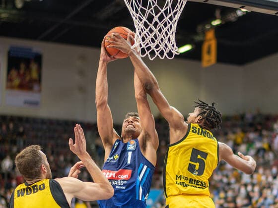 Jonas Wahlfarth-Bottermann (MHP Riesen Ludwigsburg, 18), Oscar DA Silva (Alba Berlin, 01), Justin Simon (MHP Riesen Ludwigsburg, 05), MHP Riesen vs. Alba Berlin, Basketball, Bundesliga, easyCredit BBL, 3. Spieltag, Spielzeit 2021 2022, 10.10.2021, MHP Riesen vs. Alba Berlin, Basketball, Bundesliga, easyCredit BBL, 3. Spieltag, Spielzeit 2021 2022, 10.10.2021 Ludwigsburg Copyright: xEibner-Pressefoto SaschaxWaltherx EP_swa