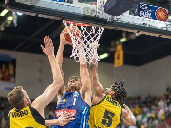 Jonas Wahlfarth-Bottermann (MHP Riesen Ludwigsburg, 18), Oscar DA Silva (Alba Berlin, 01), Justin Simon (MHP Riesen Ludwigsburg, 05), MHP Riesen vs. Alba Berlin, Basketball, Bundesliga, easyCredit BBL, 3. Spieltag, Spielzeit 2021 2022, 10.10.2021, MHP Riesen vs. Alba Berlin, Basketball, Bundesliga, easyCredit BBL, 3. Spieltag, Spielzeit 2021 2022, 10.10.2021 Ludwigsburg Copyright: xEibner-Pressefoto SaschaxWaltherx EP_swa