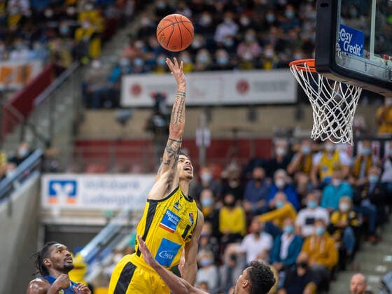 Jonah Radebaugh (MHP Riesen Ludwigsburg, 12), Oscar DA Silva (Alba Berlin, 01), MHP Riesen vs. Alba Berlin, Basketball, Bundesliga, easyCredit BBL, 3. Spieltag, Spielzeit 2021 2022, 10.10.2021, MHP Riesen vs. Alba Berlin, Basketball, Bundesliga, easyCredit BBL, 3. Spieltag, Spielzeit 2021 2022, 10.10.2021 Ludwigsburg Copyright: xEibner-Pressefoto SaschaxWaltherx EP_swa