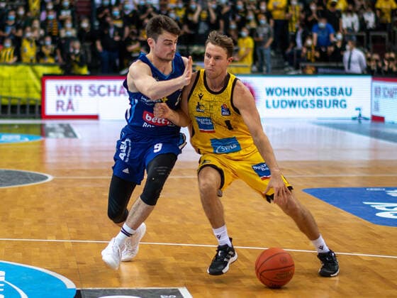 Mattiseck J. (Alba Berlin, 09) ,Jordan Hulls (MHP Riesen Ludwigsburg, 01), MHP Riesen vs. Alba Berlin, Basketball, Bundesliga, easyCredit BBL, 3. Spieltag, Spielzeit 2021 2022, 10.10.2021, MHP Riesen vs. Alba Berlin, Basketball, Bundesliga, easyCredit BBL, 3. Spieltag, Spielzeit 2021 2022, 10.10.2021 Ludwigsburg Copyright: xEibner-Pressefoto SaschaxWaltherx EP_swa