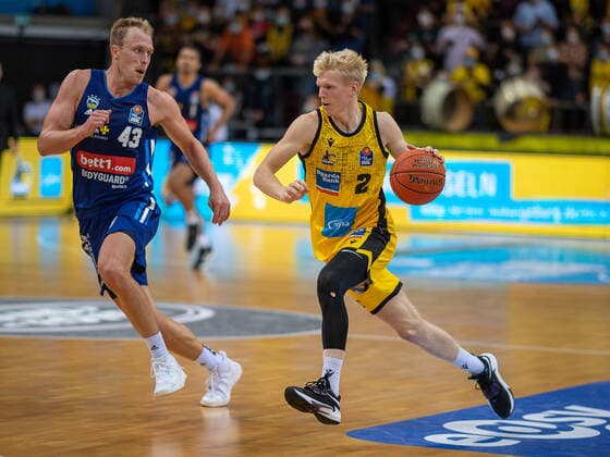 Luke Sikma (Alba Berlin, 43), Jacob Patrick (MHP Riesen Ludwigsburg, 02), MHP Riesen vs. Alba Berlin, Basketball, Bundesliga, easyCredit BBL, 3. Spieltag, Spielzeit 2021 2022, 10.10.2021, MHP Riesen vs. Alba Berlin, Basketball, Bundesliga, easyCredit BBL, 3. Spieltag, Spielzeit 2021 2022, 10.10.2021 Ludwigsburg Copyright: xEibner-Pressefoto SaschaxWaltherx EP_swa