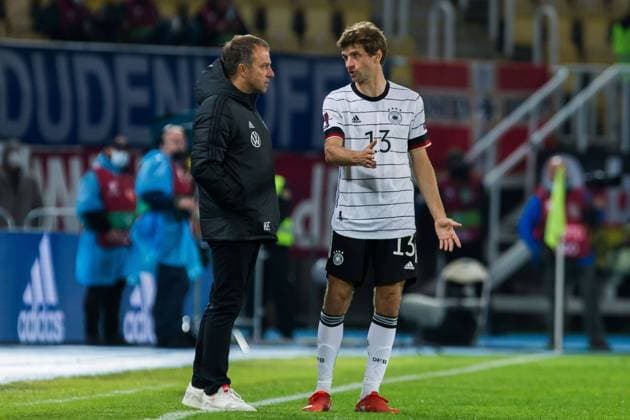 Hans Dieter Hansi Flick (Deutschland, Bundestrainer) spricht mit Thomas Mueller (Deutschland 13), MKD, Nordmazedonien vs. Deutschland, 11.10.2021, WM-Quali Europa, Gruppe J, Spielzeit 2021 2022 DFB REGULATIONS PROHIBIT ANY USE OF PHOTOGRAPHS AS IMAGE SEQUENCES AND OR QUASI-VIDEO MKD, Nordmazedonien vs. Deutschland, 11.10.2021, WM-Quali Europa, Gruppe J, Spielzeit 2021 2022 Skopje Copyright: xEIBNER NikolaxKrsticx EP_EER