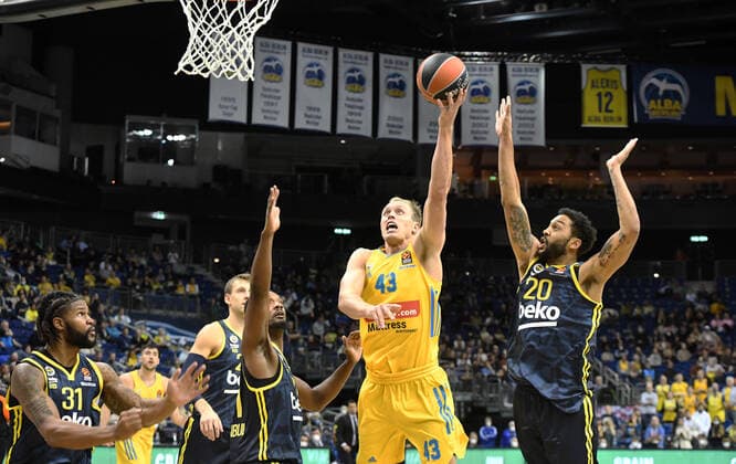 Basketball, Herren, Saison 2021 2022, Turkish Airlines EuroLeague (3. Spieltag), Alba Berlin - Fenerbahce Beko Istanbul, v. l. Devin Booker (Fenerbahce Istanbul), Dyshawn Pierre (Fenerbahce Istanbul), Luke Sikma (Alba Berlin), Pierria Henry (Fenerbahce Istanbul), 12.10. 2021, Copyright: xSebastianxRäppold MatthiasxKochx