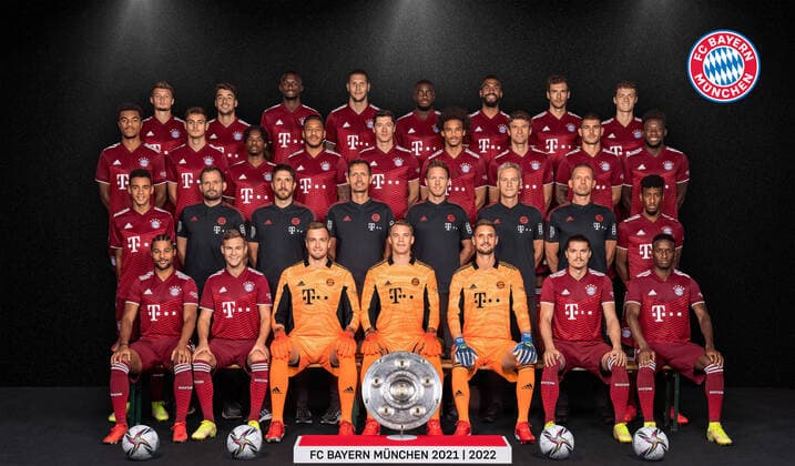 Fussball 1. Bundesliga Saison 2021 2022 13.10.2021 Fototermin FC Bayern Muenchen Mannschaftsbild: Michael Cuisance, Marc Roca, Tanguy Nianzou Kouassi, Niklas Suele, Dayot Upamecano, Eric Maxim Choupo-Moting, Leon Goretzka, Benjamin Pavard (Reihe 4 v.li.) Malik Tillman, Josip Stanisic, Omar Richards, Corentin Tolisso, Robert Lewandowski, Leroy Sane, Thomas Mueller, Lucas Hernandez, Alphonso Davies (Reihe 3 v.li.) Jamal Musiala, Torwarttrainer Toni Tapalovic, Co Trainer Benjamin Glueck, Co Trainer Dino Toppmoeller Trainer Julian Nagelsmann, Co Trainer Xaver Zembrod, Fitnesstrainer Dr. Holger Broich, Kingsley Coman (Reihe 2 v.li.) Serge Gnabry, Joshua Kimmich, Torwart Christian Fruechtl, Torwart Manuel Neuer, Torwart Sven Ulreich, Marcel Sabitzer und Bouna Sarr (vorn v.li.)