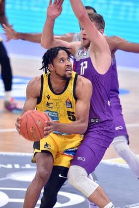 Justin Simon (MHP Riesen Ludwigsburg) (am Ball), Mathis Moenninghoff (BG Goettingen) (M) , Basketball, Bundesliga, BBL, BG Goettingen - MHP Riesen Ludwigsburg, 16.10.2021, BG Goettingen - MHP Riesen Ludwigsburg, Basketball, Bundesliga, GER, BBL, 16.10.2021 Goettingen Copyright: xEibner-Pressefotox-xRolandxSippelx