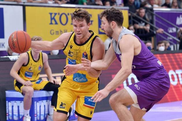 Jordan Hulls (MHP Riesen Ludwigsburg) (am Ball), Haris Hujic (BG Goettingen) (R) , Basketball, Bundesliga, BBL, BG Goettingen - MHP Riesen Ludwigsburg, 16.10.2021, BG Goettingen - MHP Riesen Ludwigsburg, Basketball, Bundesliga, GER, BBL, 16.10.2021 Goettingen Copyright: xEibner-Pressefotox-xRolandxSippelx