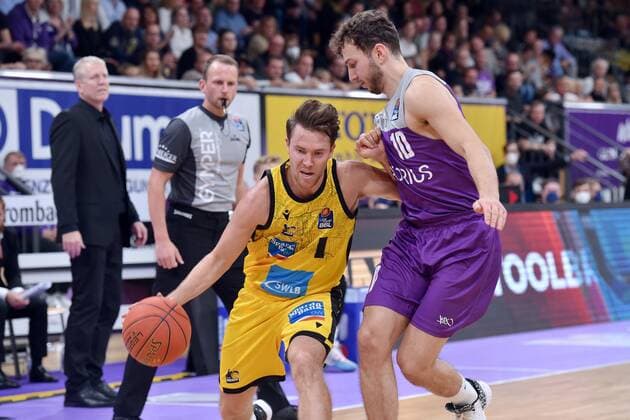 Jordan Hulls (MHP Riesen Ludwigsburg) (am Ball), Haris Hujic (BG Goettingen) (R) , Basketball, Bundesliga, BBL, BG Goettingen - MHP Riesen Ludwigsburg, 16.10.2021, BG Goettingen - MHP Riesen Ludwigsburg, Basketball, Bundesliga, GER, BBL, 16.10.2021 Goettingen Copyright: xEibner-Pressefotox-xRolandxSippelx