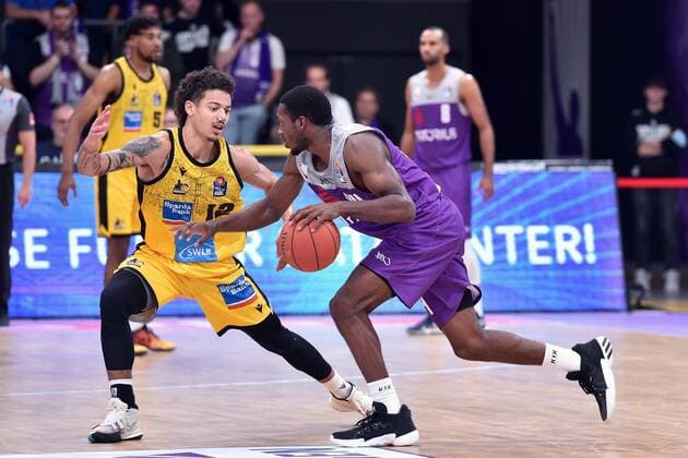 Kamar Baldwin (BG Goettingen) (am Ball), Jonah Radebaugh (MHP Riesen Ludwigsburg) in der Defence , Basketball, Bundesliga, BBL, BG Goettingen - MHP Riesen Ludwigsburg, 16.10.2021, BG Goettingen - MHP Riesen Ludwigsburg, Basketball, Bundesliga, GER, BBL, 16.10.2021 Goettingen Copyright: xEibner-Pressefotox-xRolandxSippelx