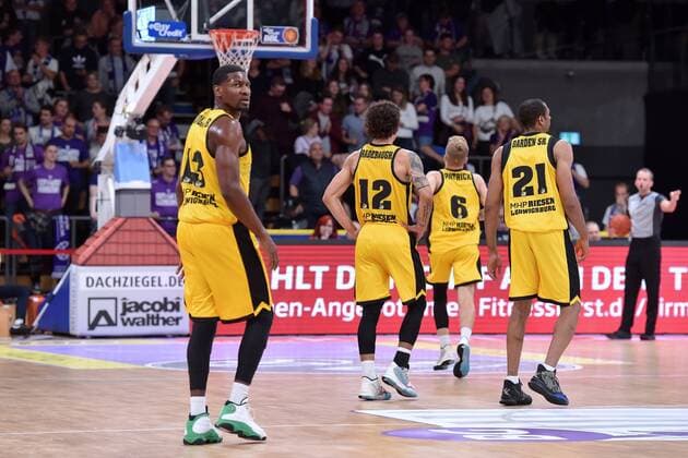 enttaeuscht, frustriert, Emotion; Yorman Polas Bartolo (MHP Riesen Ludwigsburg) (L), Jonah Radebaugh (NR 12), Johannes Patrick (NR 6), Tremmell Dorden (NR 21) , Basketball, Bundesliga, BBL, BG Goettingen - MHP Riesen Ludwigsburg, 16.10.2021, BG Goettingen - MHP Riesen Ludwigsburg, Basketball, Bundesliga, GER, BBL, 16.10.2021 Goettingen Copyright: xEibner-Pressefotox-xRolandxSippelx