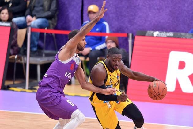 Rawle Alkins (MHP Riesen Ludwigsburg) (am Ball), Akeem Vargas (BG Goettingen) (L) , Basketball, Bundesliga, BBL, BG Goettingen - MHP Riesen Ludwigsburg, 16.10.2021, BG Goettingen - MHP Riesen Ludwigsburg, Basketball, Bundesliga, GER, BBL, 16.10.2021 Goettingen Copyright: xEibner-Pressefotox-xRolandxSippelx