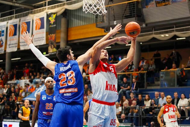 GER, Weissenfels, Stadthalle Weissenfels, 16.10.2021, emspor, emonline, despor, deonline, SYNTAINICS MBC vs. s.Oliver Wuerzburg, easyCredit BBL, 4. Spieltag Bild: v. l. Chris Coffey (SYNTAINICS MBC), Goran Huskic (SYNTAINICS MBC) und Filip Stanic (s.Oliver Wuerzburg) Copyright: HMBxMedia JulienxBecker
