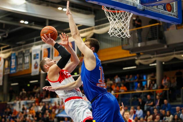 GER, Weissenfels, Stadthalle Weissenfels, 16.10.2021, emspor, emonline, despor, deonline, SYNTAINICS MBC vs. s.Oliver Wuerzburg, easyCredit BBL, 4. Spieltag Bild: v. l. Felix Hoffmann (s.Oliver Wuerzburg) gegen Radii Caisin (SYNTAINICS MBC) Copyright: HMBxMedia JulienxBecker
