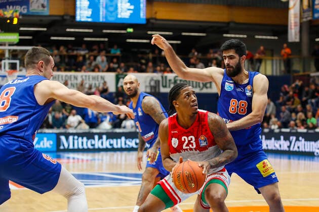 GER, Weissenfels, Stadthalle Weissenfels, 16.10.2021, emspor, emonline, despor, deonline, SYNTAINICS MBC vs. s.Oliver Wuerzburg, easyCredit BBL, 4. Spieltag Bild: v. l. Johannes Richter (SYNTAINICS MBC), Desi Rodriguez (s.Oliver Wuerzburg) und Behnam Yakhchali (SYNTAINICS MBC) Copyright: HMBxMedia JulienxBecker