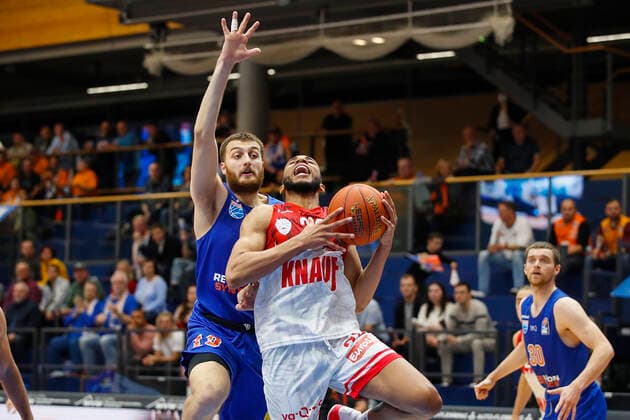 GER, Weissenfels, Stadthalle Weissenfels, 16.10.2021, emspor, emonline, despor, deonline, SYNTAINICS MBC vs. s.Oliver Wuerzburg, easyCredit BBL, 4. Spieltag Bild: v. l. Radii Caisin (SYNTAINICS MBC) gegen Cameron Hunt (s.Oliver Wuerzburg) Copyright: HMBxMedia JulienxBecker
