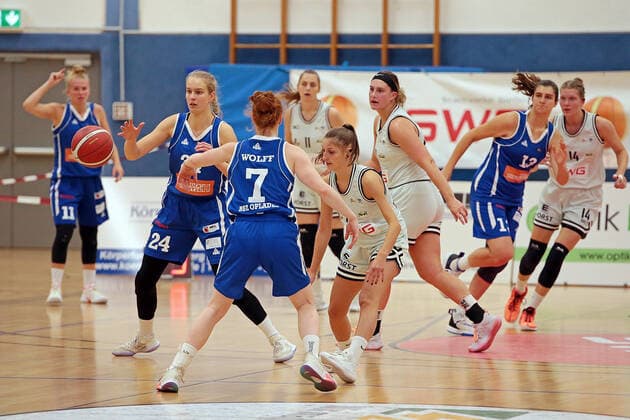 16.10.2021, xovx, Basketball Damen 2. Bundesliga DBBL, Bender Baskets Grünberg - BBZ Opladen Hawks v.l. Leonie Schütter (BBZ Opladen Hawks), Lara Brinkmann (BBZ Opladen Hawks), Lea Wolff (BBZ Opladen Hawks), Lena Dziuba (Bender Baskets Grünberg), Klara Römer (Bender Baskets Grünberg), Olivia Nash (Bender Baskets Grünberg), Laura Zdravevska (BBZ Opladen Hawks), Alva Hedrich (Bender Baskets Grünberg) Grünberg Sporthalle Theo-Koch-Schule Hessen Deutschland (DE)