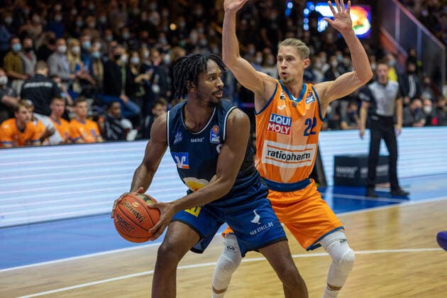 Terrell Harris (Hakro Merlins Crailsheim, 8) Thomas Klepeisz (ratiopharm Ulm, 22) HAKRO Merlins Crailsheim vs. ratiopharm Ulm, Basketball, 1. Bundesliga, easy credit BBL, Spieltag 4, Spielzeit 2021 2022, 16.10.2021 HAKRO Merlins Crailsheim vs. ratiopharm Ulm, Basketball, 1. Bundesliga, easy credit BBL, Spieltag 4, Spielzeit 2021 2022, 16.10.2021 Ilshofen Copyright: xNinaxSander xEibnerxPressefotoxIx EP_NSR