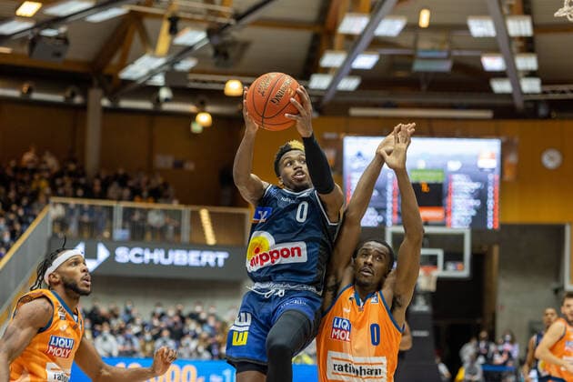 TJ Shorts II (Hakro Merlins Crailsheim, 0) Semaj Christon (ratiopharm Ulm, 00) HAKRO Merlins Crailsheim vs. ratiopharm Ulm, Basketball, 1. Bundesliga, easy credit BBL, Spieltag 4, Spielzeit 2021 2022, 16.10.2021 HAKRO Merlins Crailsheim vs. ratiopharm Ulm, Basketball, 1. Bundesliga, easy credit BBL, Spieltag 4, Spielzeit 2021 2022, 16.10.2021 Ilshofen Copyright: xNinaxSander xEibnerxPressefotoxIx EP_NSR