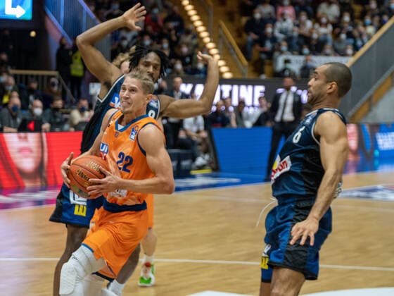Thomas Klepeisz (ratiopharm Ulm, 22) Elias Lasisi (HAKRO Merlins Crailsheim 6), HAKRO Merlins Crailsheim vs. ratiopharm Ulm, Basketball, 1. Bundesliga, easy credit BBL, Spieltag 4, Spielzeit 2021 2022, 16.10.2021 HAKRO Merlins Crailsheim vs. ratiopharm Ulm, Basketball, 1. Bundesliga, easy credit BBL, Spieltag 4, Spielzeit 2021 2022, 16.10.2021 Ilshofen Copyright: xEibner-Pressefotox EP_ABF