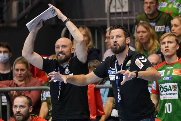 GER, Handball Maenner, 1. Bundesliga, 2021 2022, 7. Spieltag, SC Magdeburg - SG Flensburg-Handewitt, 17.10.2021, vl.: Co-Trainer Yves Grafenhorst (SCM), Trainer Bennet Wiegert (SCM). GER, Handball Maenner, 1. Bundesliga, 2021 2022, 7. Spieltag, SC Magdeburg - SG Flensburg-Handewitt, 17.10.2021,