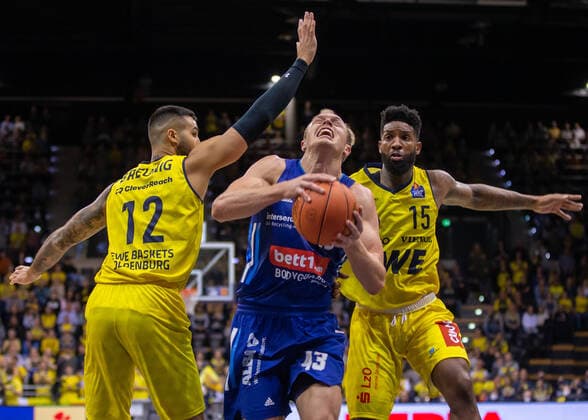 Oldenburg, Niedersachsen, DEU, 17.10.2021, Luke Sikma (Mitte, Alba Berlin), Martin Breunig (links, EWE Baskets Oldenburg) und Cameron Clark (rechts, EWE Baskets Oldenburg). EWE Baskets Oldenburg vs. Alba Berlin. 1. Basketball-Bundesliga Saison 2021 2022, 4. Spieltag, Grosse EWE Arena. EWE Baskets Oldenburg vs. Alba Berlin