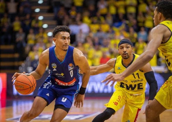 Oldenburg, Niedersachsen, DEU, 17.10.2021, Maodo Lo (links, Alba Berlin), Phil Pressey (Mitte, EWE Baskets Oldenburg) und TJ Holyfield (rechts, EWE Baskets Oldenburg). EWE Baskets Oldenburg vs. Alba Berlin. 1. Basketball-Bundesliga Saison 2021 2022, 4. Spieltag, Grosse EWE Arena. EWE Baskets Oldenburg vs. Alba Berlin