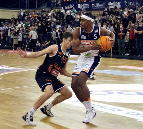 Spieler 00 (Verein), Spieler 000 (Verein) Rostock Seawolves vs. wiha Panthers Schwenningen, ProA, 2.Barmer, Basketball, Bundesliga, Sporthalle Rostock, BBL, Spielzeit 2021 2022, 5.Spieltag, 17.10.2021 Foto:EIBNER Stephanie Zerbe Rostock Seawolves vs. wiha Panthers Schwenningen, ProA, 2.Barmer, Basketball, Bundesliga, Rostock, BBL, Spielzeit 2021 2022, 5.Spieltag, 17.10.2021 Rostock Copyright: xStephaniexZerbe xEibner-Pressefox EP_SZE