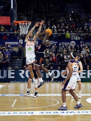 Raiquan Leeandre Clark 23 (wiha Panthers Schwenningen), Sid-Marlon Theis 19 (Rostock Seawolves), Korb, Zweikampf, Sprung Rostock Seawolves vs. wiha Panthers Schwenningen, ProA, 2.Barmer, Basketball, Bundesliga, Sporthalle Rostock, BBL, Spielzeit 2021 2022, 5.Spieltag, 17.10.2021 Foto:EIBNER Stephanie Zerbe Rostock Seawolves vs. wiha Panthers Schwenningen, ProA, 2.Barmer, Basketball, Bundesliga, Rostock, BBL, Spielzeit 2021 2022, 5.Spieltag, 17.10.2021 Rostock Copyright: xStephaniexZerbe xEibner-Pressefox EP_SZE