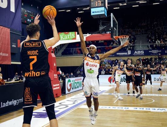Malik Kudic 7 (wiha Panthers Schwenningen), Christopher John Carter 5 (Rostock Seawolves), Einwurf, Free Throw, Throw, Block, Verteidigung Rostock Seawolves vs. wiha Panthers Schwenningen, ProA, 2.Barmer, Basketball, Bundesliga, Sporthalle Rostock, BBL, Spielzeit 2021 2022, 5.Spieltag, 17.10.2021 Foto:EIBNER Stephanie Zerbe Rostock Seawolves vs. wiha Panthers Schwenningen, ProA, 2.Barmer, Basketball, Bundesliga, Rostock, BBL, Spielzeit 2021 2022, 5.Spieltag, 17.10.2021 Rostock Copyright: xStephaniexZerbe xEibner-Pressefox EP_SZE