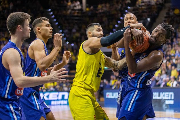 Oldenburg, Niedersachsen, DEU, 17.10.2021, Jaleen Smith (rechts, Alba Berlin), Martin Breunig (links, EWE Baskets Oldenburg) und Louis Olinde (Mitte, Alba Berlin). EWE Baskets Oldenburg vs. Alba Berlin. 1. Basketball-Bundesliga Saison 2021 2022, 4. Spieltag, Grosse EWE Arena. EWE Baskets Oldenburg vs. Alba Berlin