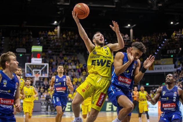 Oldenburg, Niedersachsen, DEU, 17.10.2021, Malte Delow (links, Alba Berlin), Max Heidegger (Mitte, EWE Baskets Oldenburg) unnd Maodo Lo (rechts, Alba Berlin). EWE Baskets Oldenburg vs. Alba Berlin. 1. Basketball-Bundesliga Saison 2021 2022, 4. Spieltag, Grosse EWE Arena. EWE Baskets Oldenburg vs. Alba Berlin