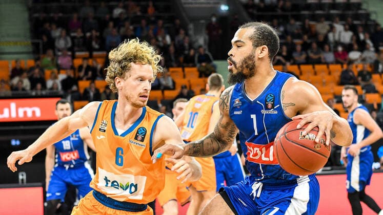 GER, EuroCup, ratiopharm ulm vs Buducnost VOLI Podgorica 20.10.2021, ratiopharm arena, Neu-Ulm, GER, EuroCup, ratiopharm ulm vs Buducnost VOLI Podgorica, im Bild Per Günther Guenther (Ulm, 6), Justin Cobbs (Podgorica, 1)