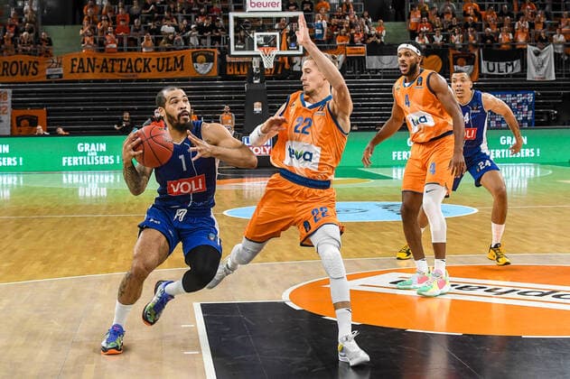 GER, EuroCup, ratiopharm ulm vs Buducnost VOLI Podgorica 20.10.2021, ratiopharm arena, Neu-Ulm, GER, EuroCup, ratiopharm ulm vs Buducnost VOLI Podgorica, im Bild Justin Cobbs (Podgorica, 1), Thomas Klepeisz (Ulm, 22), Jaron Blossomgame (Ulm, 4)