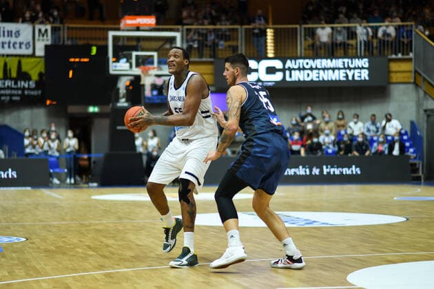 Robert Upshaw (Tsmoki Minsk) im Zweikampf mit Bogdan Radosavljevic (Merlins Crailsheim), GER, HAKRO Merlins Crailsheim vs. Tsmoki Minsk, 20.10.2021, FIBA Europe Cup, 2. Spieltag, Spielzeit 2021 2022 GER, HAKRO Merlins Crailsheim vs. Tsmoki Minsk, 20.10.2021, FIBA Europe Cup, 2. Spieltag, Spielzeit 2021 2022 Crailsheim Copyright: xEibner MichaelxMemmlerx EP_MMR