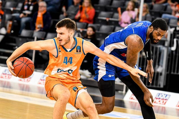GER, EuroCup, ratiopharm ulm vs Buducnost VOLI Podgorica 20.10.2021, ratiopharm arena, Neu-Ulm, GER, EuroCup, ratiopharm ulm vs Buducnost VOLI Podgorica, im Bild Fedor Zugic (Ulm, 44) setzt sich gegen Willie Reed (Podgorica, 33) durch
