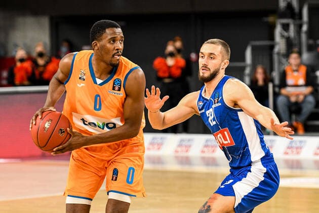 GER, EuroCup, ratiopharm ulm vs Buducnost VOLI Podgorica 20.10.2021, ratiopharm arena, Neu-Ulm, GER, EuroCup, ratiopharm ulm vs Buducnost VOLI Podgorica, im Bild Semaj Christon (Ulm, 0), Igor Drobnjak (Podgorica, 22)